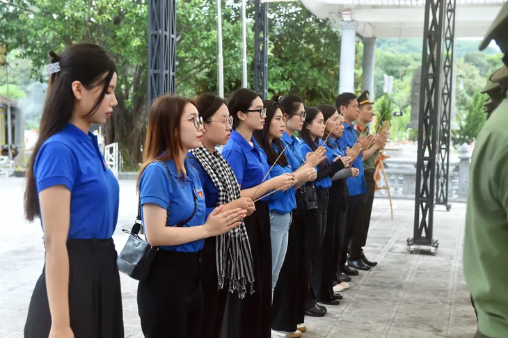 Thanh niên VTV tri ân các anh hùng liệt sĩ tại Nghĩa trang liệt sĩ quốc tế Việt - Lào - Ảnh 4. Thanh niên VTV tri ân các anh hùng liệt sĩ tại Nghĩa trang liệt sĩ quốc tế Việt - Lào - Ảnh 4.