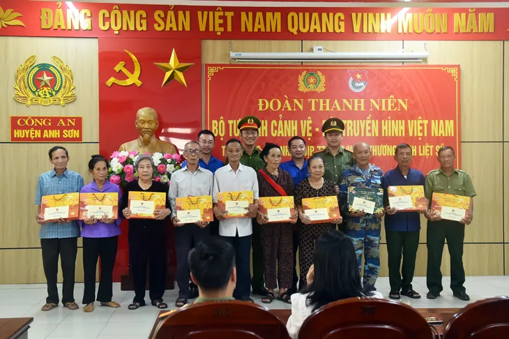 Thanh niên VTV tri ân các anh hùng liệt sĩ tại Nghĩa trang liệt sĩ quốc tế Việt - Lào - Ảnh 2. Thanh niên VTV tri ân các anh hùng liệt sĩ tại Nghĩa trang liệt sĩ quốc tế Việt - Lào - Ảnh 2.