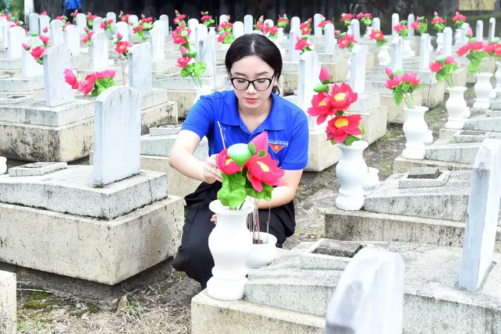 Thanh niên VTV tri ân các anh hùng liệt sĩ tại Nghĩa trang liệt sĩ quốc tế Việt - Lào - Ảnh 9. Thanh niên VTV tri ân các anh hùng liệt sĩ tại Nghĩa trang liệt sĩ quốc tế Việt - Lào - Ảnh 9.