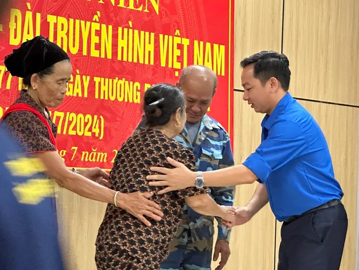 Thanh niên VTV tri ân các anh hùng liệt sĩ tại Nghĩa trang liệt sĩ quốc tế Việt - Lào - Ảnh 15. Thanh niên VTV tri ân các anh hùng liệt sĩ tại Nghĩa trang liệt sĩ quốc tế Việt - Lào - Ảnh 15.