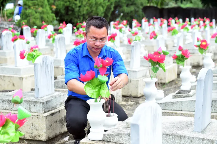 Thanh niên VTV tri ân các anh hùng liệt sĩ tại Nghĩa trang liệt sĩ quốc tế Việt - Lào - Ảnh 8. Thanh niên VTV tri ân các anh hùng liệt sĩ tại Nghĩa trang liệt sĩ quốc tế Việt - Lào - Ảnh 8.