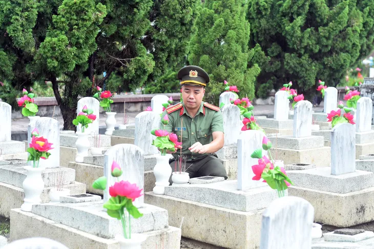 Thanh niên VTV tri ân các anh hùng liệt sĩ tại Nghĩa trang liệt sĩ quốc tế Việt - Lào - Ảnh 7. Thanh niên VTV tri ân các anh hùng liệt sĩ tại Nghĩa trang liệt sĩ quốc tế Việt - Lào - Ảnh 7.