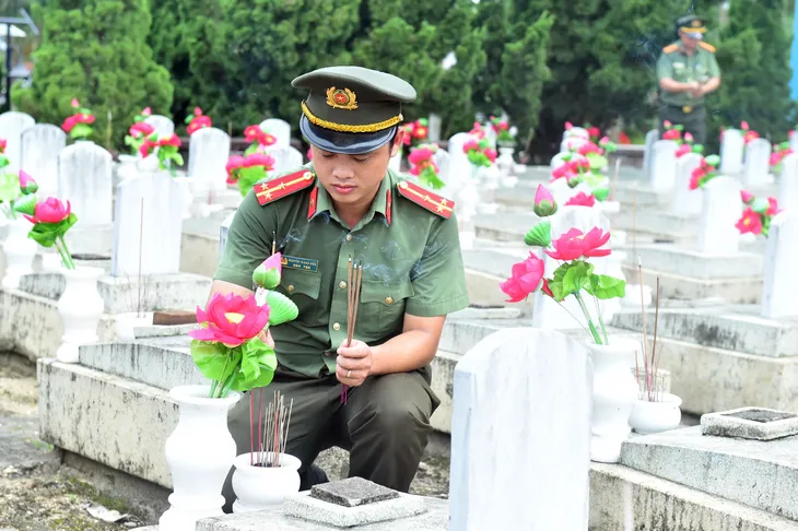 Thanh niên VTV tri ân các anh hùng liệt sĩ tại Nghĩa trang liệt sĩ quốc tế Việt - Lào - Ảnh 5. Thanh niên VTV tri ân các anh hùng liệt sĩ tại Nghĩa trang liệt sĩ quốc tế Việt - Lào - Ảnh 5.