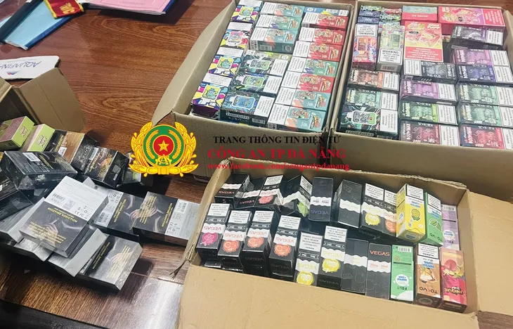 Phát hiện hàng trăm sản phẩm thuốc lá điện tử không rõ nguồn gốc trong quán trà sữa - Ảnh 1. Phát hiện hàng trăm sản phẩm thuốc lá điện tử không rõ nguồn gốc trong quán trà sữa - Ảnh 1.