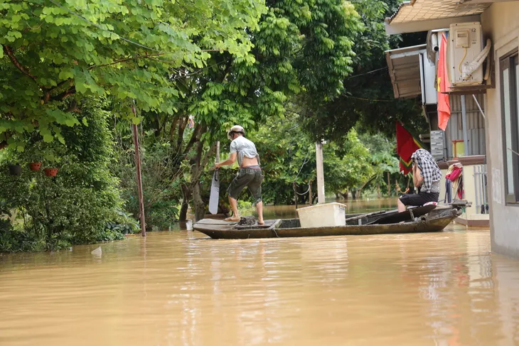 Hà Nội: Người dân thôn Bùi Xá di chuyển bằng thuyền do ngập - Ảnh 7.