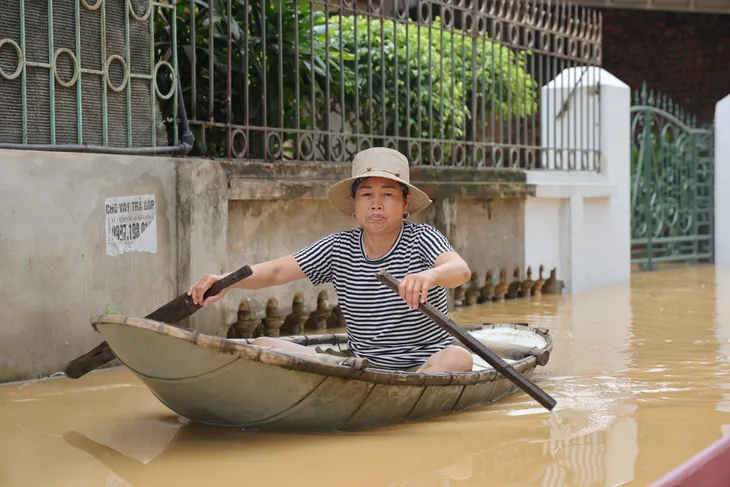 Hà Nội: Người dân thôn Bùi Xá di chuyển bằng thuyền do ngập - Ảnh 3.