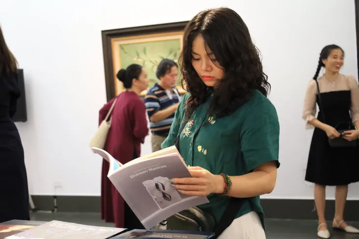 Triển lãm tưởng nhớ giám tuyển Shireen Naziree - Ảnh 1. Triển lãm tưởng nhớ giám tuyển Shireen Naziree - Ảnh 1.
