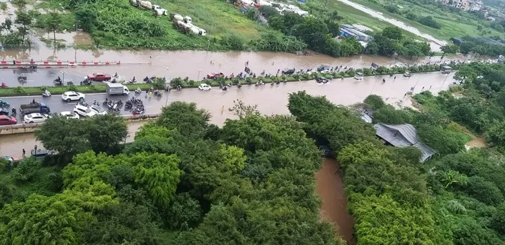Hà Nội nhiều đường ngập ngang bánh xe máy trong sáng nay - Ảnh 1. Hà Nội nhiều đường ngập ngang bánh xe máy trong sáng nay - Ảnh 1.