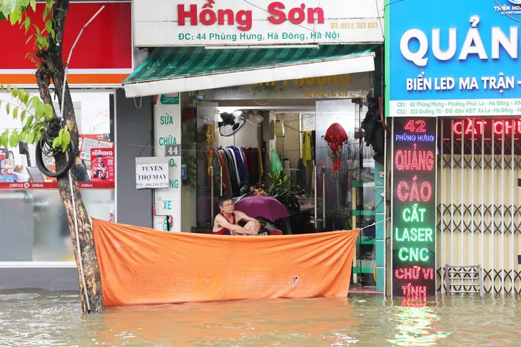 Hà Nội nhiều đường ngập ngang bánh xe máy trong sáng nay - Ảnh 3. Hà Nội nhiều đường ngập ngang bánh xe máy trong sáng nay - Ảnh 3.