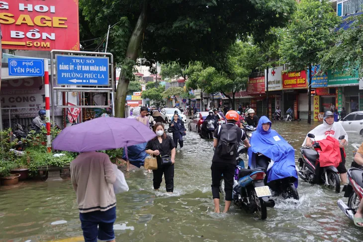 Hà Nội nhiều đường ngập ngang bánh xe máy trong sáng nay - Ảnh 11. Hà Nội nhiều đường ngập ngang bánh xe máy trong sáng nay - Ảnh 11.