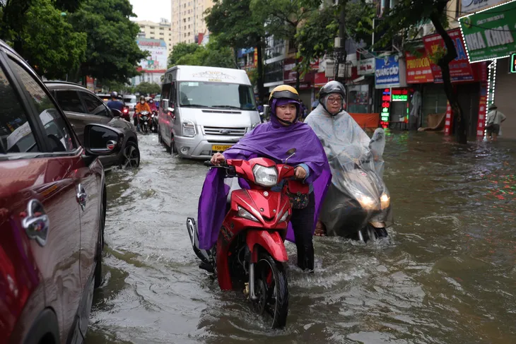 Hà Nội nhiều đường ngập ngang bánh xe máy trong sáng nay - Ảnh 9. Hà Nội nhiều đường ngập ngang bánh xe máy trong sáng nay - Ảnh 9.
