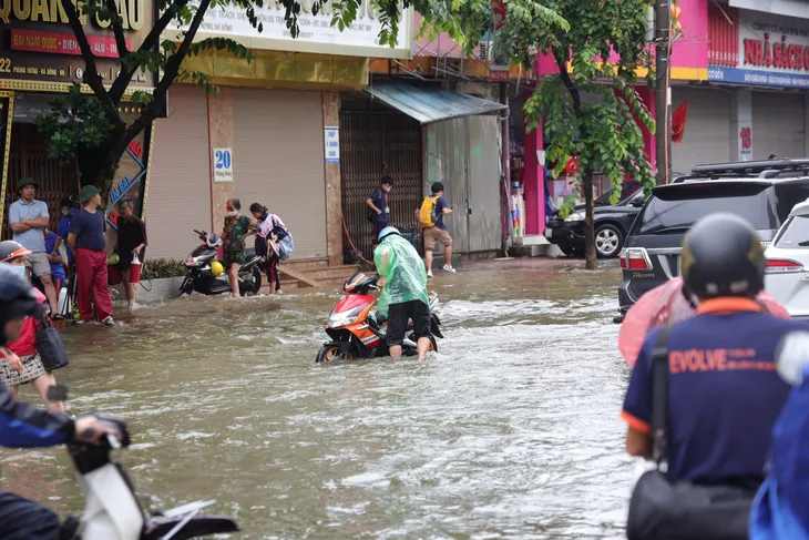 Hà Nội nhiều đường ngập ngang bánh xe máy trong sáng nay - Ảnh 13. Hà Nội nhiều đường ngập ngang bánh xe máy trong sáng nay - Ảnh 13.