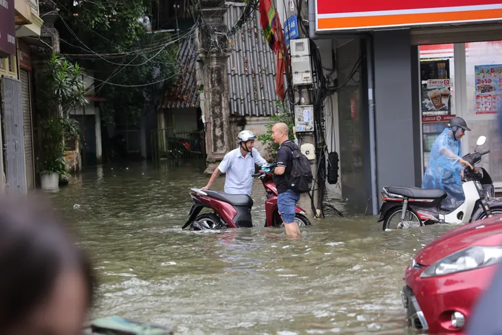 Hà Nội nhiều đường ngập ngang bánh xe máy trong sáng nay - Ảnh 16. Hà Nội nhiều đường ngập ngang bánh xe máy trong sáng nay - Ảnh 16.