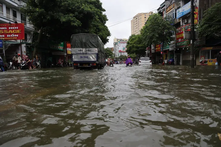 Hà Nội nhiều đường ngập ngang bánh xe máy trong sáng nay - Ảnh 10. Hà Nội nhiều đường ngập ngang bánh xe máy trong sáng nay - Ảnh 10.