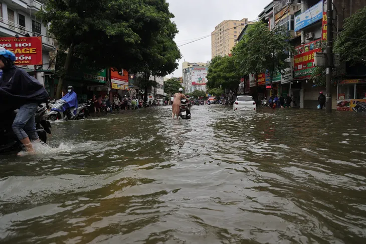 Hà Nội nhiều đường ngập ngang bánh xe máy trong sáng nay - Ảnh 20. Hà Nội nhiều đường ngập ngang bánh xe máy trong sáng nay - Ảnh 20.