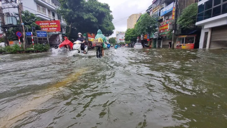 Hà Nội nhiều đường ngập ngang bánh xe máy trong sáng nay - Ảnh 6. Hà Nội nhiều đường ngập ngang bánh xe máy trong sáng nay - Ảnh 6.