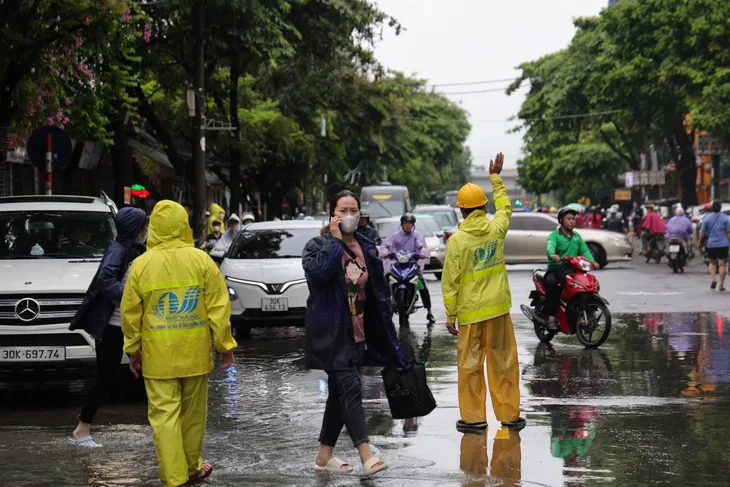 Hà Nội nhiều đường ngập ngang bánh xe máy trong sáng nay - Ảnh 23. Hà Nội nhiều đường ngập ngang bánh xe máy trong sáng nay - Ảnh 23.