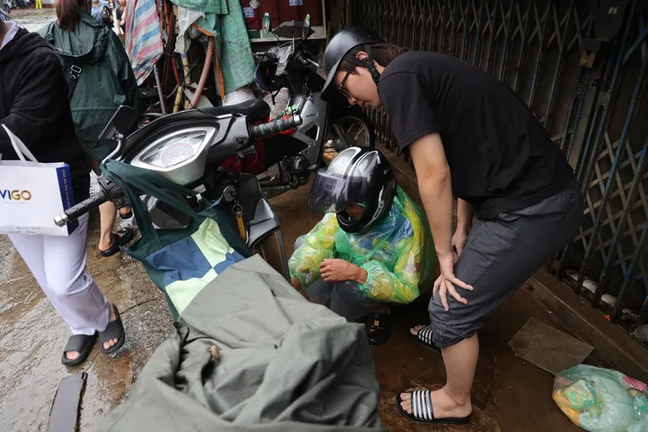 Hà Nội nhiều đường ngập ngang bánh xe máy trong sáng nay - Ảnh 22. Hà Nội nhiều đường ngập ngang bánh xe máy trong sáng nay - Ảnh 22.