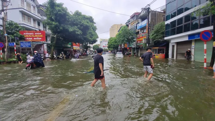 Hà Nội nhiều đường ngập ngang bánh xe máy trong sáng nay - Ảnh 5. Hà Nội nhiều đường ngập ngang bánh xe máy trong sáng nay - Ảnh 5.