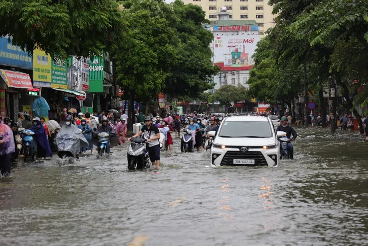 Hà Nội nhiều đường ngập ngang bánh xe máy trong sáng nay - Ảnh 21. Hà Nội nhiều đường ngập ngang bánh xe máy trong sáng nay - Ảnh 21.