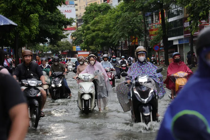 Hà Nội nhiều đường ngập ngang bánh xe máy trong sáng nay - Ảnh 8. Hà Nội nhiều đường ngập ngang bánh xe máy trong sáng nay - Ảnh 8.