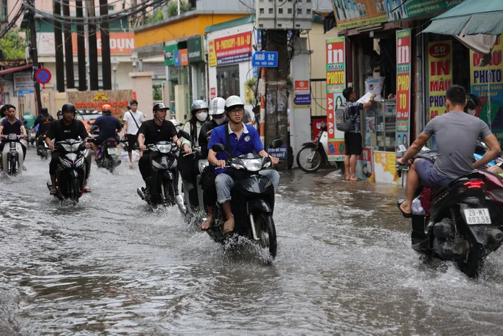 Hà Nội nhiều đường ngập ngang bánh xe máy trong sáng nay - Ảnh 7. Hà Nội nhiều đường ngập ngang bánh xe máy trong sáng nay - Ảnh 7.