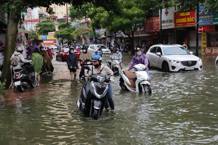 Hà Nội nhiều đường ngập ngang bánh xe máy trong sáng nay - Ảnh 14. Hà Nội nhiều đường ngập ngang bánh xe máy trong sáng nay - Ảnh 14.