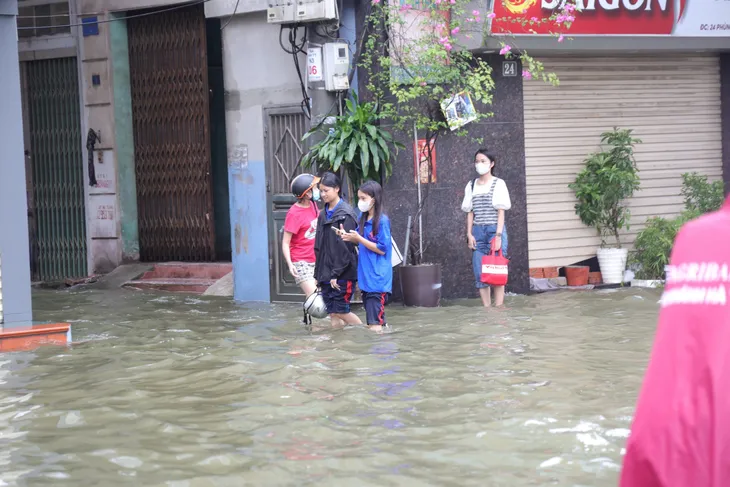 Hà Nội nhiều đường ngập ngang bánh xe máy trong sáng nay - Ảnh 17. Hà Nội nhiều đường ngập ngang bánh xe máy trong sáng nay - Ảnh 17.