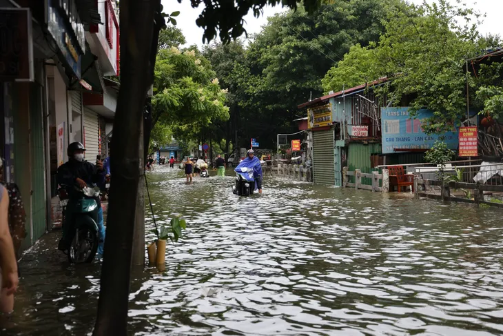 Hà Nội nhiều đường ngập ngang bánh xe máy trong sáng nay - Ảnh 4. Hà Nội nhiều đường ngập ngang bánh xe máy trong sáng nay - Ảnh 4.