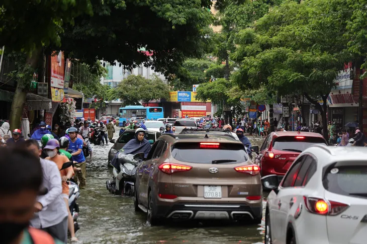 Hà Nội nhiều đường ngập ngang bánh xe máy trong sáng nay - Ảnh 15. Hà Nội nhiều đường ngập ngang bánh xe máy trong sáng nay - Ảnh 15.