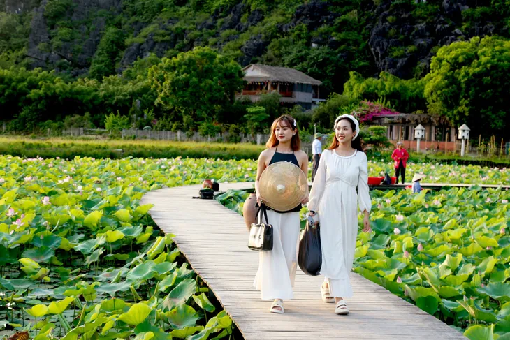 Quảng bá xúc tiến du lịch giữa TP Hà Nội, Ninh Bình, Kon Tum với các tỉnh Đồng bằng Sông Cửu Long - Ảnh 6. Quảng bá xúc tiến du lịch giữa TP Hà Nội, Ninh Bình, Kon Tum với các tỉnh Đồng bằng Sông Cửu Long - Ảnh 6.