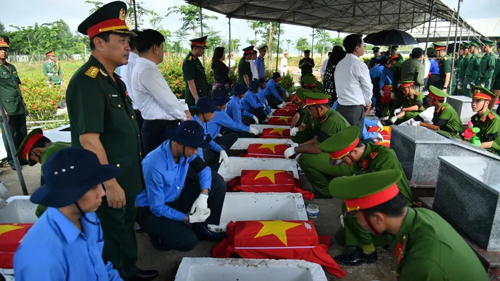 Kiên Giang: Truy điệu, an táng 29 hài cốt liệt sĩ - Ảnh 7. Kiên Giang: Truy điệu, an táng 29 hài cốt liệt sĩ - Ảnh 7.