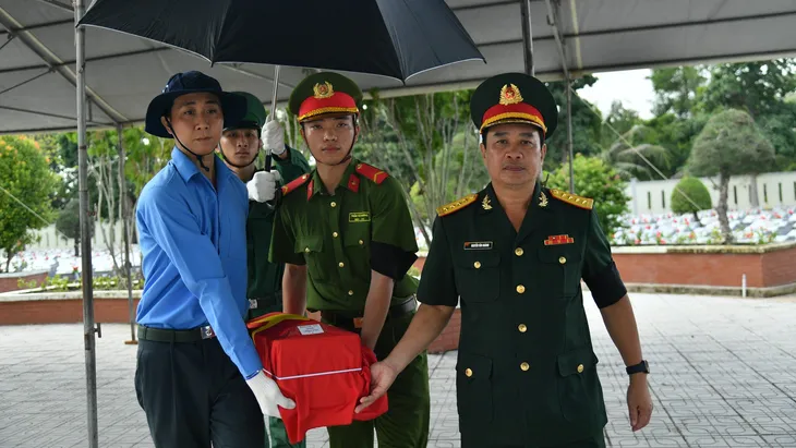 Kiên Giang: Truy điệu, an táng 29 hài cốt liệt sĩ - Ảnh 6. Kiên Giang: Truy điệu, an táng 29 hài cốt liệt sĩ - Ảnh 6.