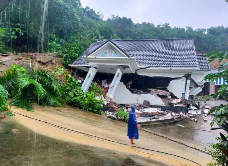 Hà Nội: Sập biệt thự lúc rạng sáng, 7 người may mắn thoát nạn - Ảnh 1. Hà Nội: Sập biệt thự lúc rạng sáng, 7 người may mắn thoát nạn - Ảnh 1.