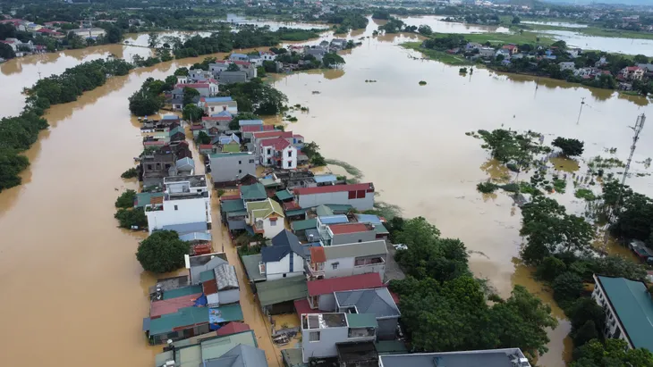 Hà Nội: Người dân thôn Bùi Xá di chuyển bằng thuyền do ngập - Ảnh 25. Hà Nội: Người dân thôn Bùi Xá di chuyển bằng thuyền do ngập - Ảnh 25.