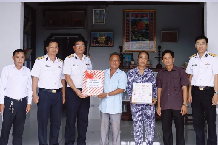 Nhiều hoạt động tri ân Ngày Thương binh-Liệt sĩ tại Bộ Tư lệnh Vùng 5 Hải quân - Ảnh 2. Nhiều hoạt động tri ân Ngày Thương binh-Liệt sĩ tại Bộ Tư lệnh Vùng 5 Hải quân - Ảnh 2.