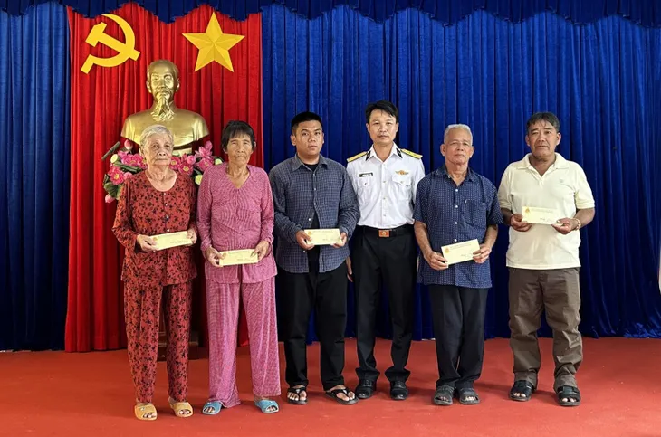 Nhiều hoạt động tri ân Ngày Thương binh-Liệt sĩ tại Bộ Tư lệnh Vùng 5 Hải quân - Ảnh 3. Nhiều hoạt động tri ân Ngày Thương binh-Liệt sĩ tại Bộ Tư lệnh Vùng 5 Hải quân - Ảnh 3.