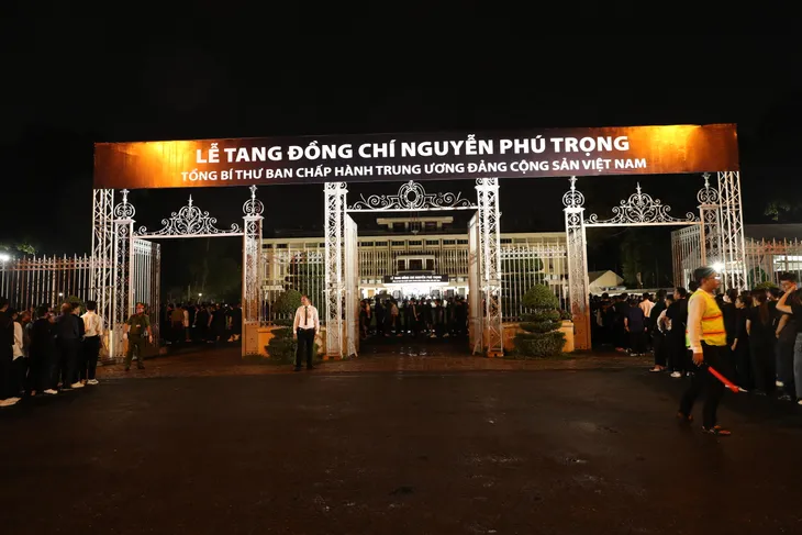 Dòng người vào viếng Tổng Bí thư Nguyễn Phú Trọng vẫn nối dài trong tối 25/7 - Ảnh 1.