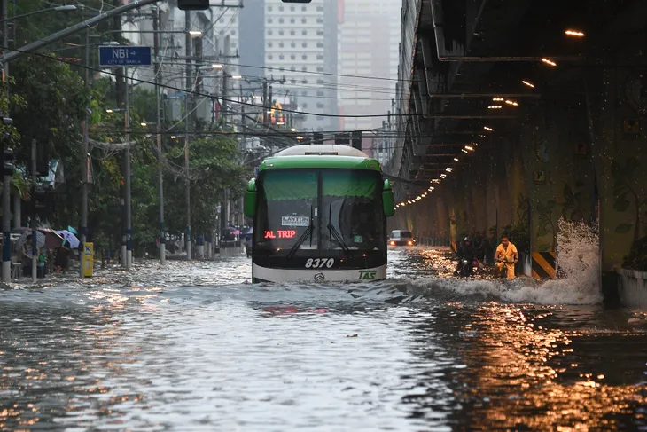 Đường phố Philippines hóa thành sông do bão Gaemi - Ảnh 2. Đường phố Philippines hóa thành sông do bão Gaemi - Ảnh 2.