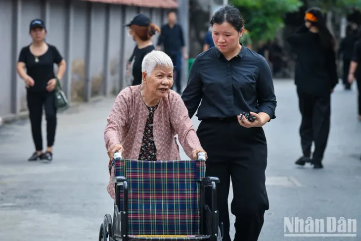 Người dân xúc động mang di ảnh Tổng Bí thư đến lễ viếng - Ảnh 11. Người dân xúc động mang di ảnh Tổng Bí thư đến lễ viếng - Ảnh 11.