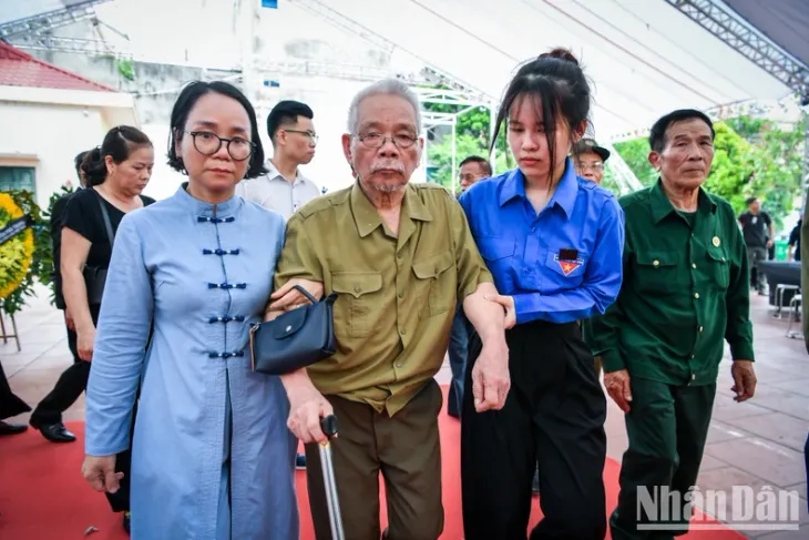 Người dân xúc động mang di ảnh Tổng Bí thư đến lễ viếng - Ảnh 5. Người dân xúc động mang di ảnh Tổng Bí thư đến lễ viếng - Ảnh 5.