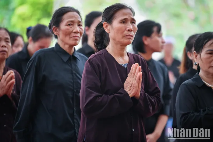 Người dân xúc động mang di ảnh Tổng Bí thư đến lễ viếng - Ảnh 7. Người dân xúc động mang di ảnh Tổng Bí thư đến lễ viếng - Ảnh 7.