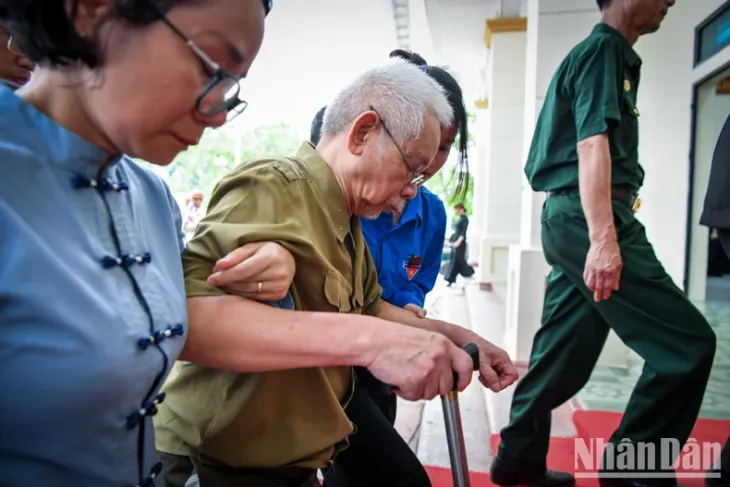 Người dân xúc động mang di ảnh Tổng Bí thư đến lễ viếng - Ảnh 6. Người dân xúc động mang di ảnh Tổng Bí thư đến lễ viếng - Ảnh 6.