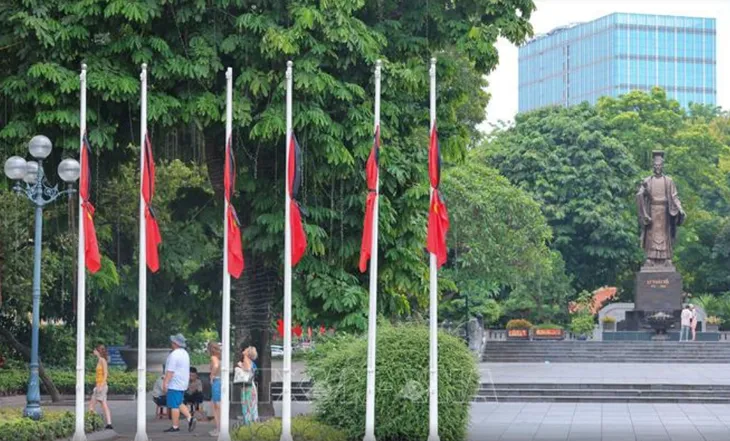 Các cơ quan, công sở, nơi công cộng treo cờ rủ trong 2 ngày Quốc tang Tổng Bí thư Nguyễn Phú Trọng - Ảnh 4.