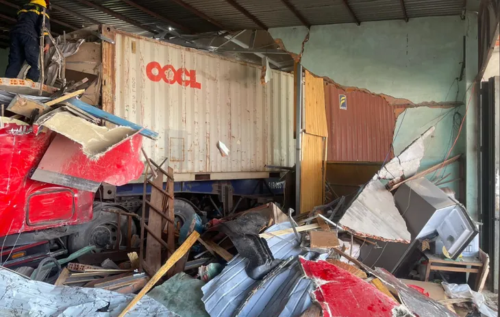 Xe container lao vào nhà dân ở Đắk Nông làm 2 người tử vong, 2 người bị thương - Ảnh 1. Xe container lao vào nhà dân ở Đắk Nông làm 2 người tử vong, 2 người bị thương - Ảnh 1.