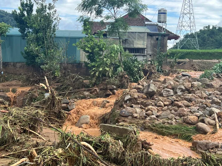 Lũ quét, sạt lở đất nghiêm trọng ở Điện Biên khiến 2 người tử vong, 4 người mất tích - Ảnh 7. Lũ quét, sạt lở đất nghiêm trọng ở Điện Biên khiến 2 người tử vong, 4 người mất tích - Ảnh 7.