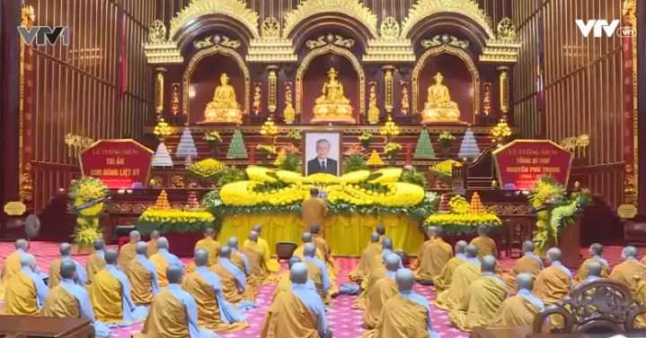 Các chùa trên cả nước đồng loạt thỉnh chuông tưởng niệm Tổng Bí thư Nguyễn Phú Trọng - Ảnh 1. Các chùa trên cả nước đồng loạt thỉnh chuông tưởng niệm Tổng Bí thư Nguyễn Phú Trọng - Ảnh 1.