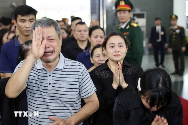 Người dân xếp hàng từ nửa đêm đến sáng sớm để tiễn biệt Tổng Bí thư Nguyễn Phú Trọng - Ảnh 1. Người dân xếp hàng từ nửa đêm đến sáng sớm để tiễn biệt Tổng Bí thư Nguyễn Phú Trọng - Ảnh 1.