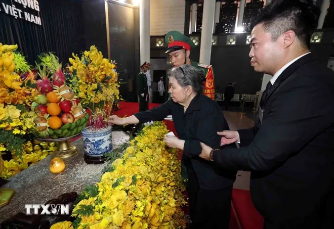 Người dân xếp hàng từ nửa đêm đến sáng sớm để tiễn biệt Tổng Bí thư Nguyễn Phú Trọng - Ảnh 2. Người dân xếp hàng từ nửa đêm đến sáng sớm để tiễn biệt Tổng Bí thư Nguyễn Phú Trọng - Ảnh 2.