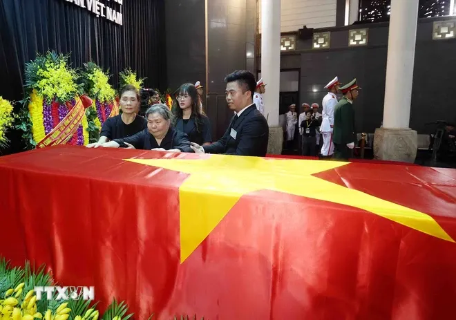 Người dân xếp hàng từ nửa đêm đến sáng sớm để tiễn biệt Tổng Bí thư Nguyễn Phú Trọng - Ảnh 3. Người dân xếp hàng từ nửa đêm đến sáng sớm để tiễn biệt Tổng Bí thư Nguyễn Phú Trọng - Ảnh 3.